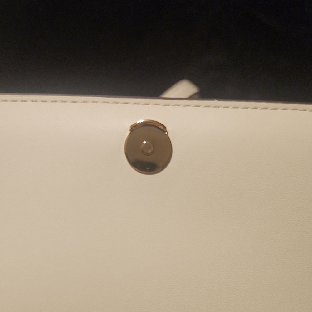Kate Spade Cream Crossbody Bag with Gold Chain Accent - Picture 4 of 11